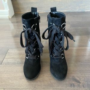 Le chateau black booties. Size 6